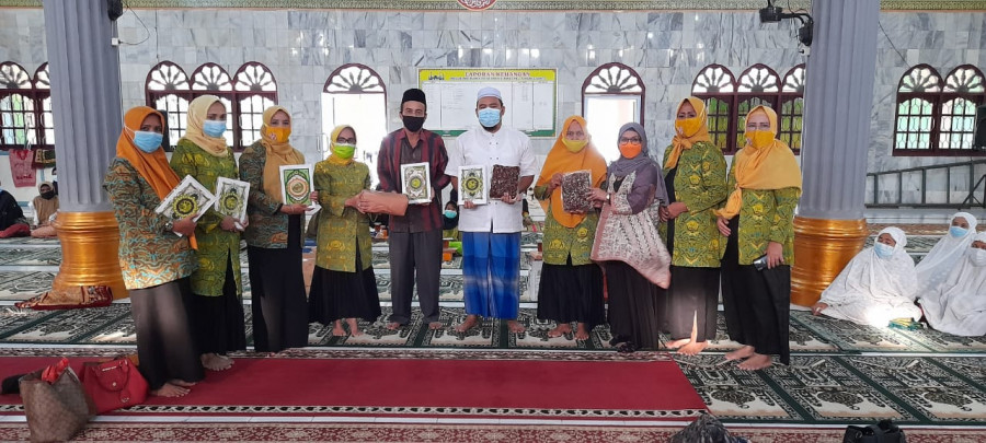 Pengajian Alhidayah Golkar Riau Salurkan Alquran dan Perangkat Sholat untuk Masjid Ar Rahman Pekanbaru